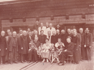 Besuch einer großen Gruppe von KZ-Priestern in Eduard Pesendorfers Haus in Traunkichen